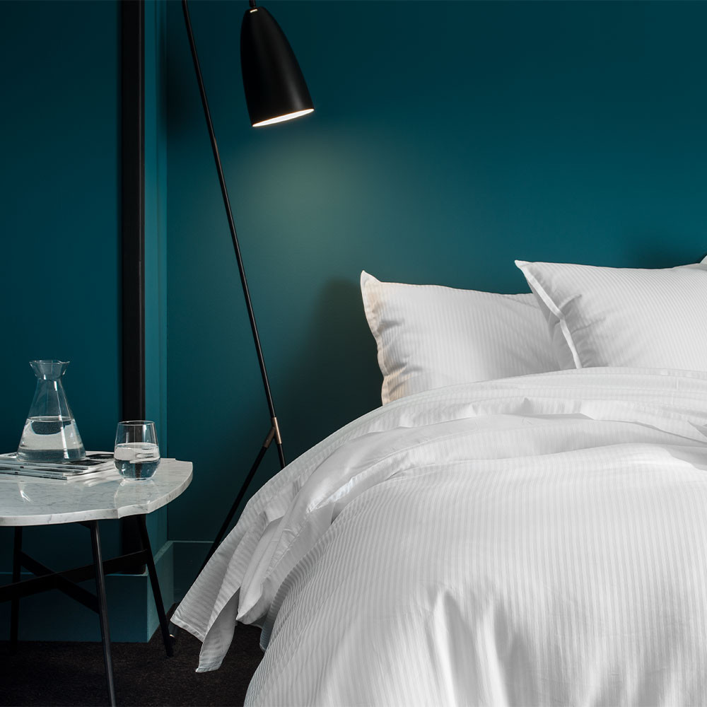 Drap plat jacquard de satin Grand hôtel chez Olyrêve Literie
