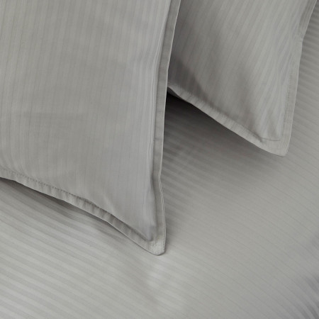 Drap plat jacquard de satin Grand hôtel chez Olyrêve Literie