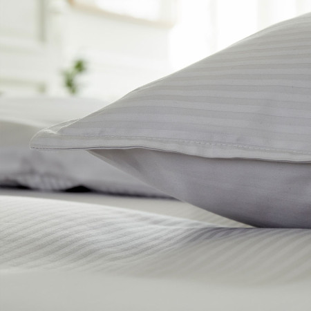 Drap plat jacquard de satin Grand hôtel chez Olyrêve Literie